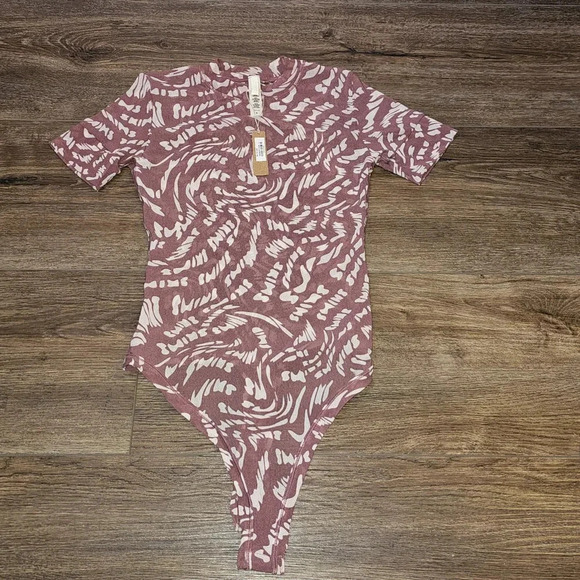 Skims Summer Mesh Raspberry Swirl T Shirt Bodysuit SZ M - Picture 6 of 13